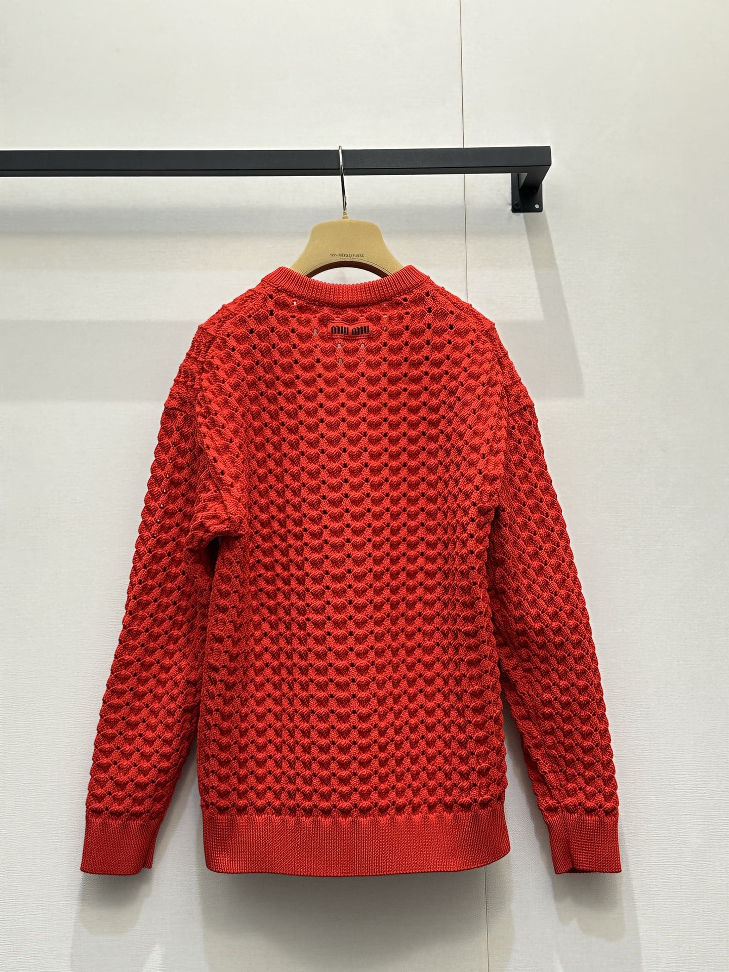 미우미우(Miu Miu) 기하학 펀칭 브이넥 니트 의류