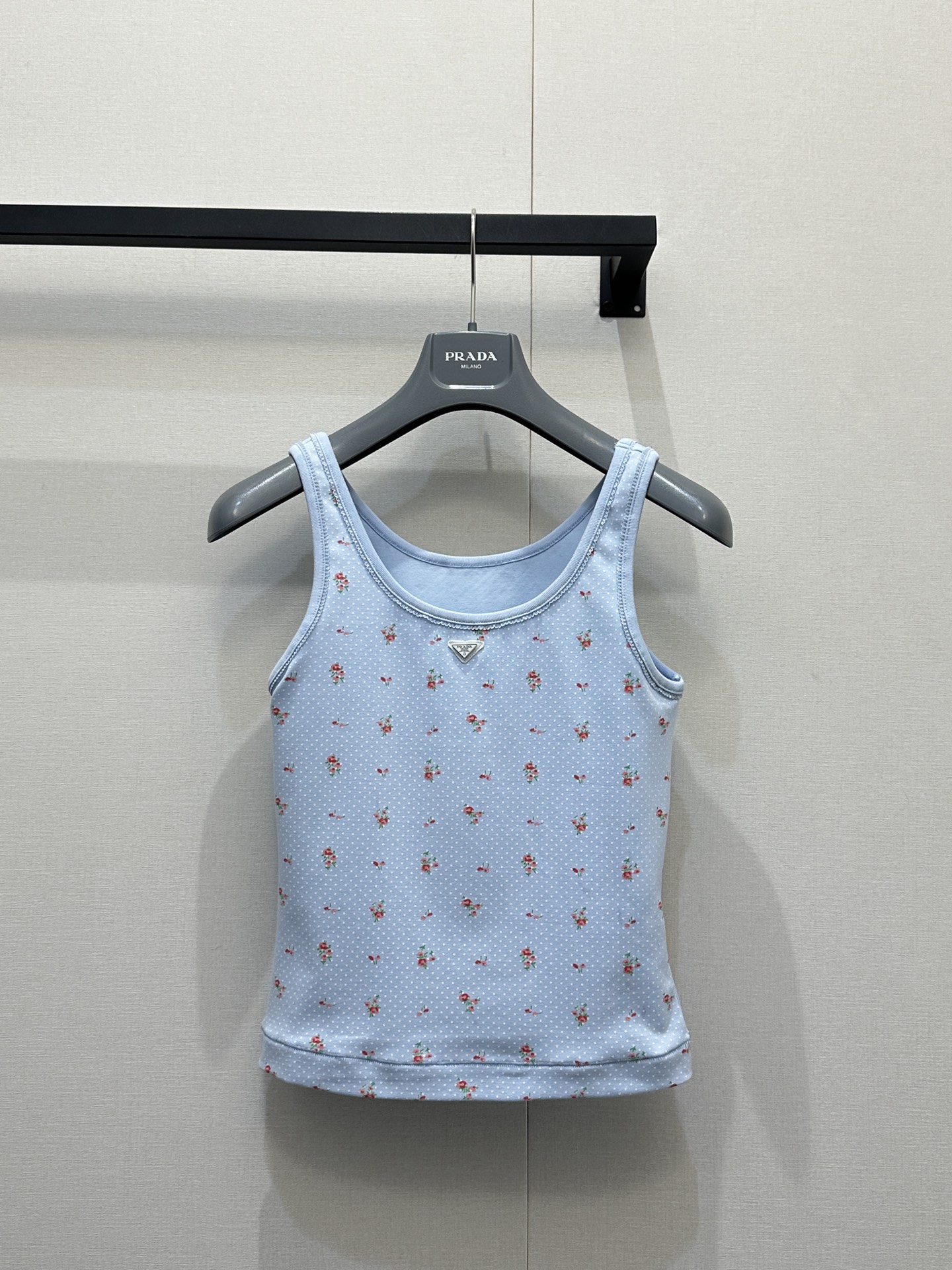 프라다(Prada) 플로럴 삼각 로고 니트 슬리브리스 의류