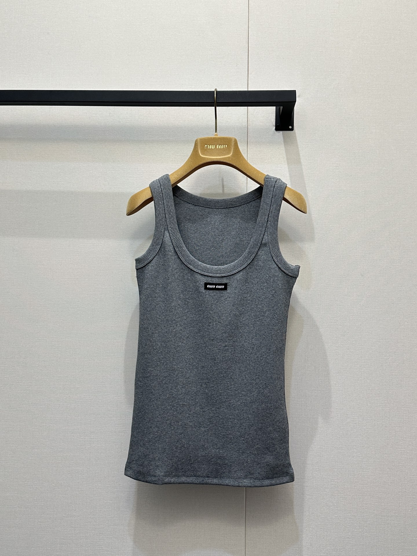 미우미우(Miu Miu) 리브 코튼 슬리브리스 탑 의류