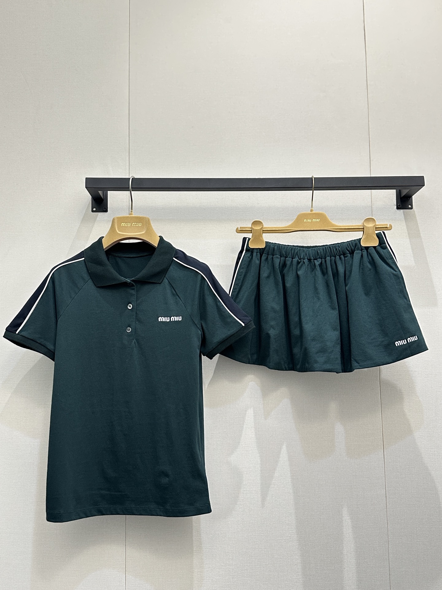 miumiu 미우미우 다크 그린 폴로 티셔츠 & 스커트 치마 셋업 세트 의류