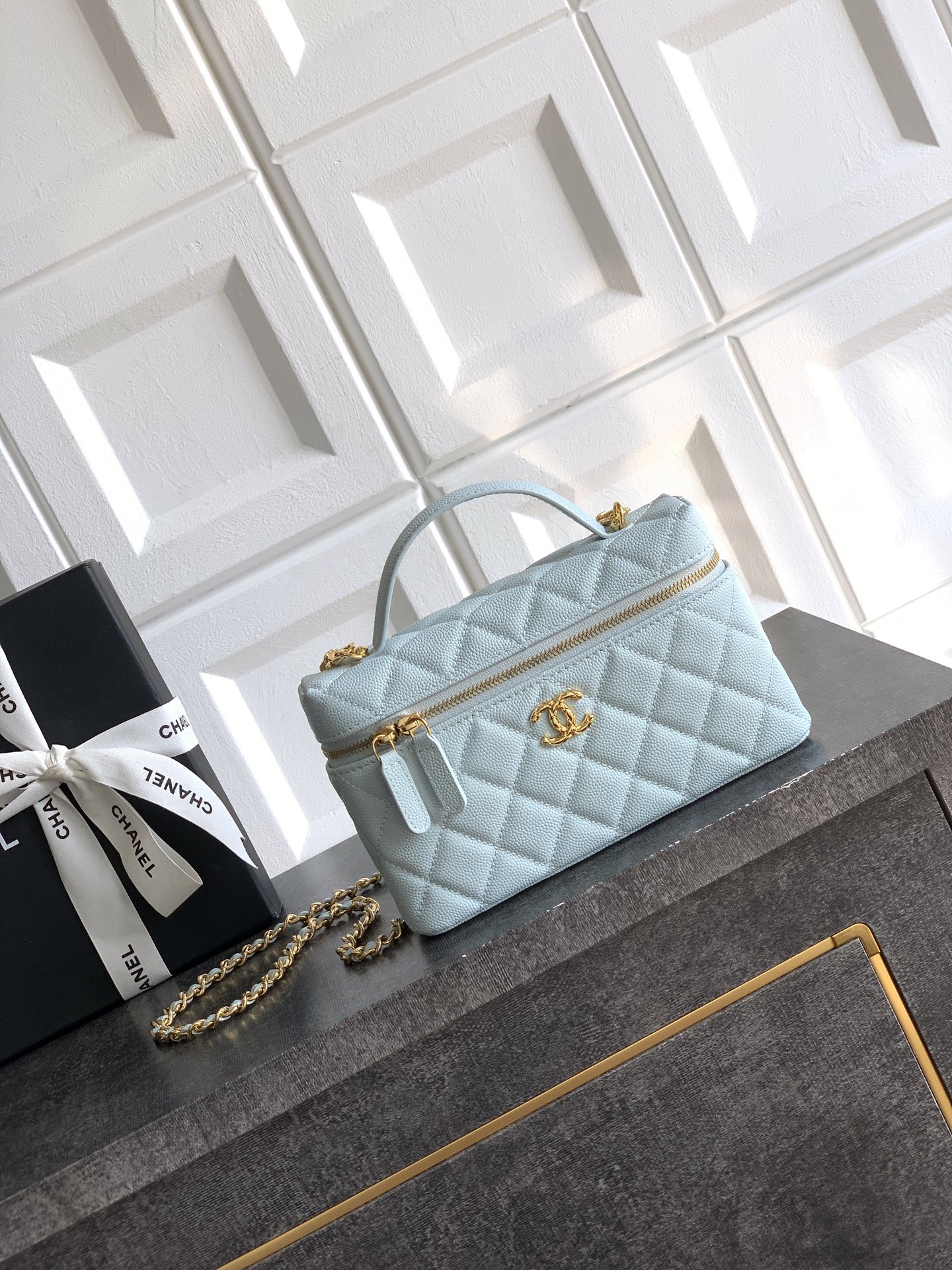 Chanel 샤넬 26C 카프스킨 '도시락' LP백 (베이비 블루) 가방