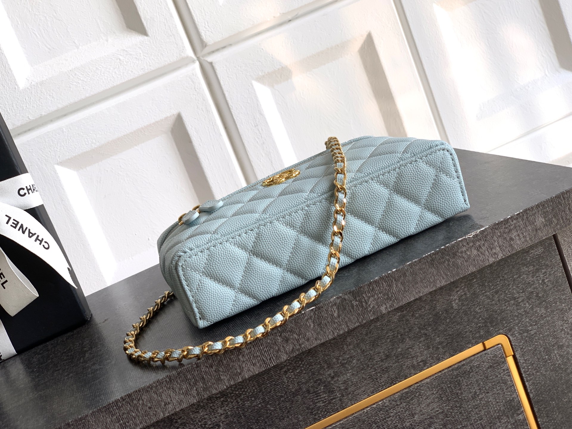 Chanel 샤넬 26C 카프스킨 '도시락' LP백 (베이비 블루) 가방