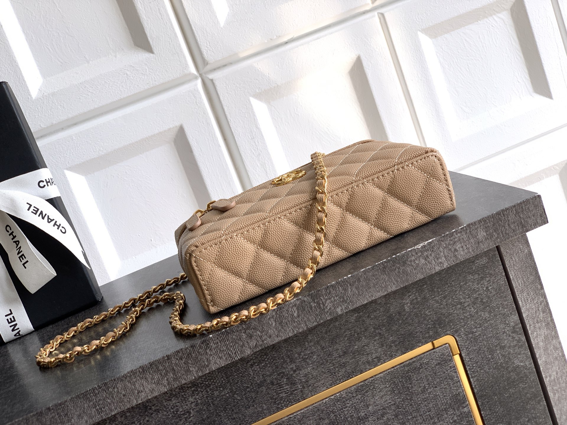 Chanel 샤넬 26C 카프스킨 '도시락' LP백 가방