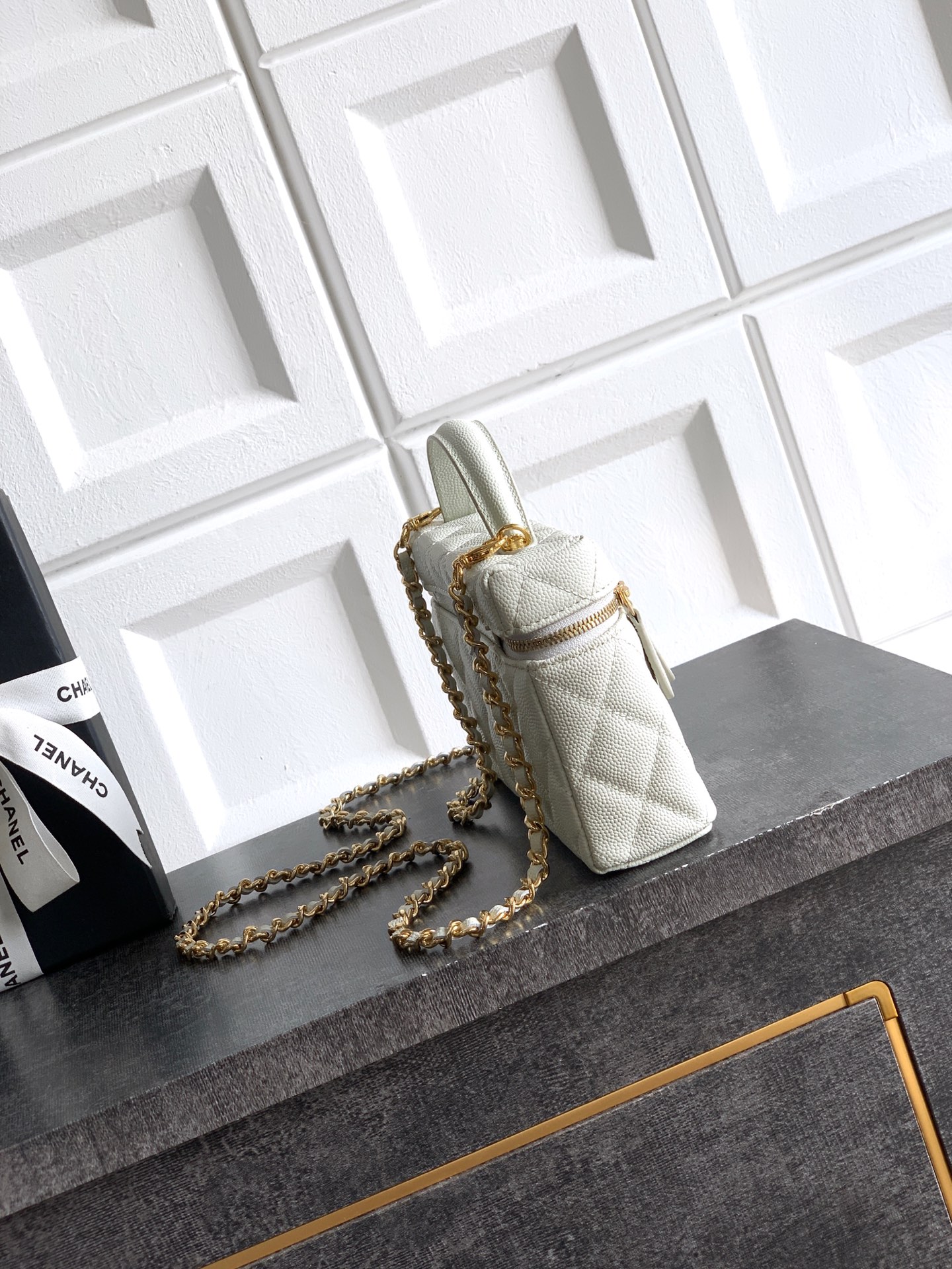 Chanel 샤넬 26C 카프스킨 '도시락' LP백 (라이트 그레이) 가방