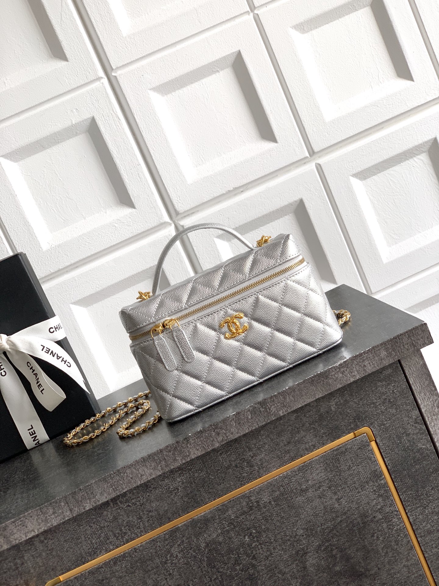 Chanel 샤넬 26C 카프스킨 '도시락' LP백 (샤이니 실버) 가방