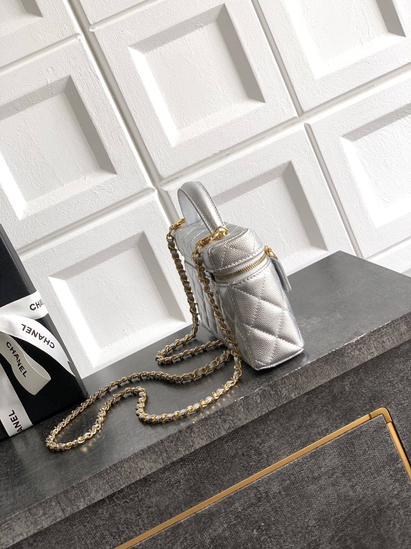 Chanel 샤넬 26C 카프스킨 '도시락' LP백 (샤이니 실버) 가방