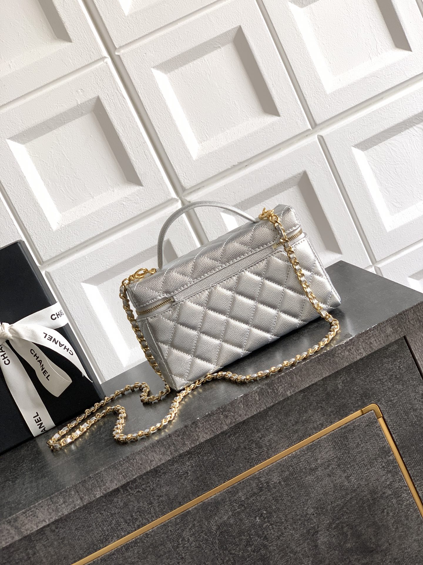 Chanel 샤넬 26C 카프스킨 '도시락' LP백 (샤이니 실버) 가방