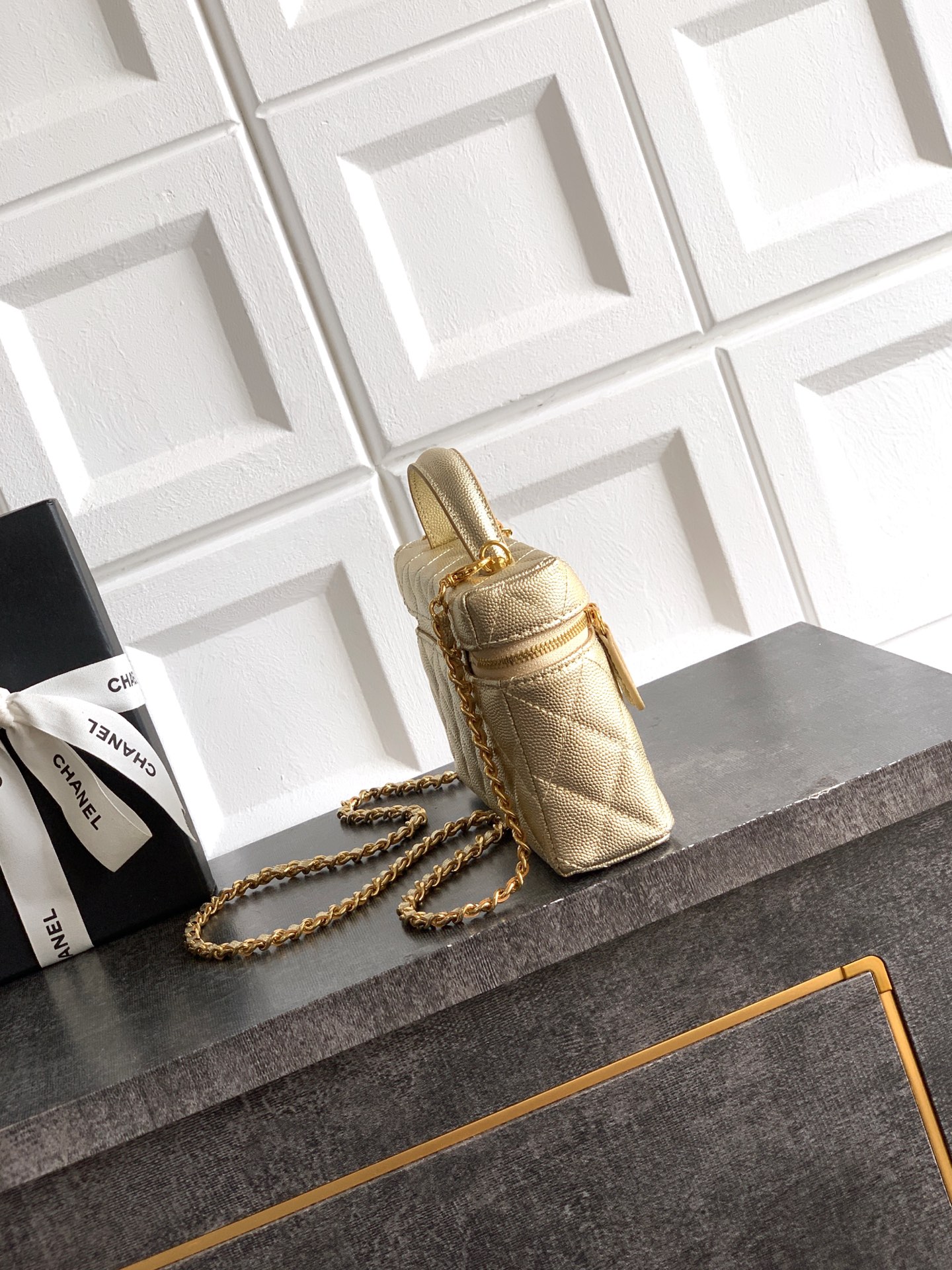 Chanel 샤넬 26C 카프스킨 '도시락' LP백 (골드) 가방