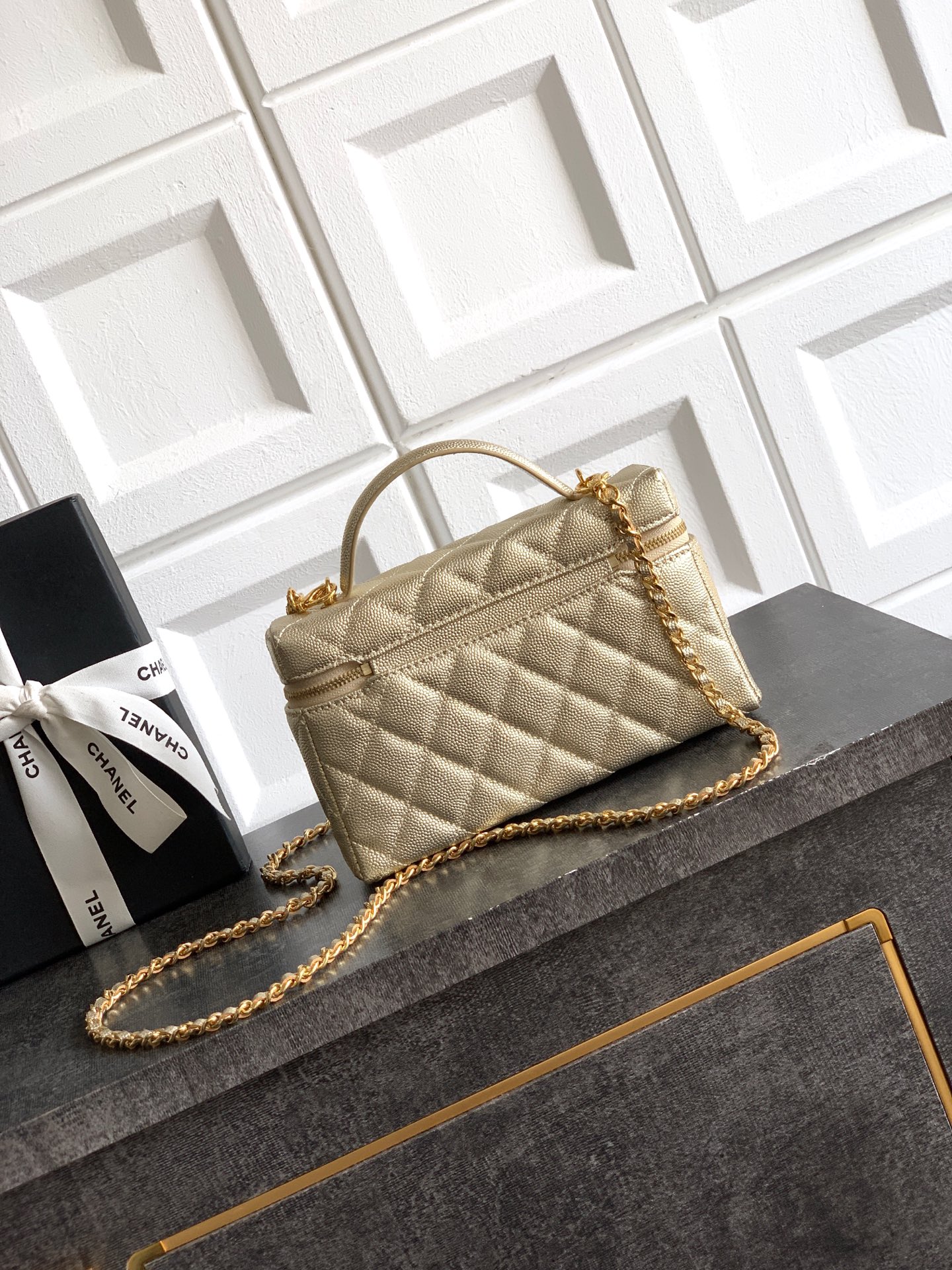 Chanel 샤넬 26C 카프스킨 '도시락' LP백 (골드) 가방