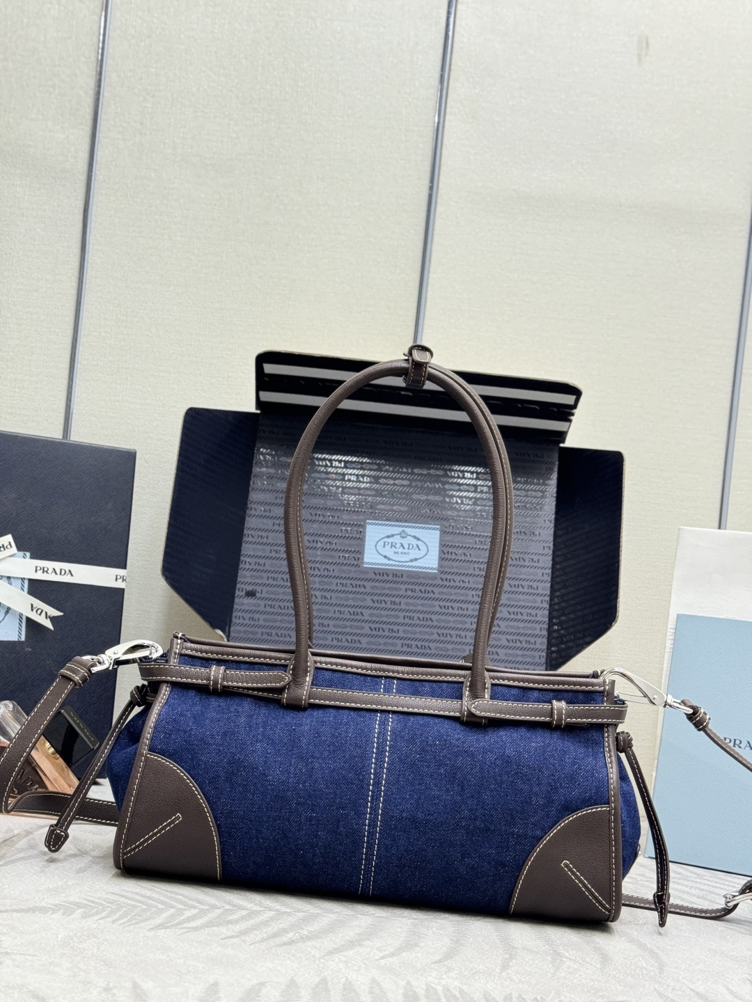 Prada 프라다 1BA426 Bonnie 데님 토트백 (미디엄 / 블루) 가방