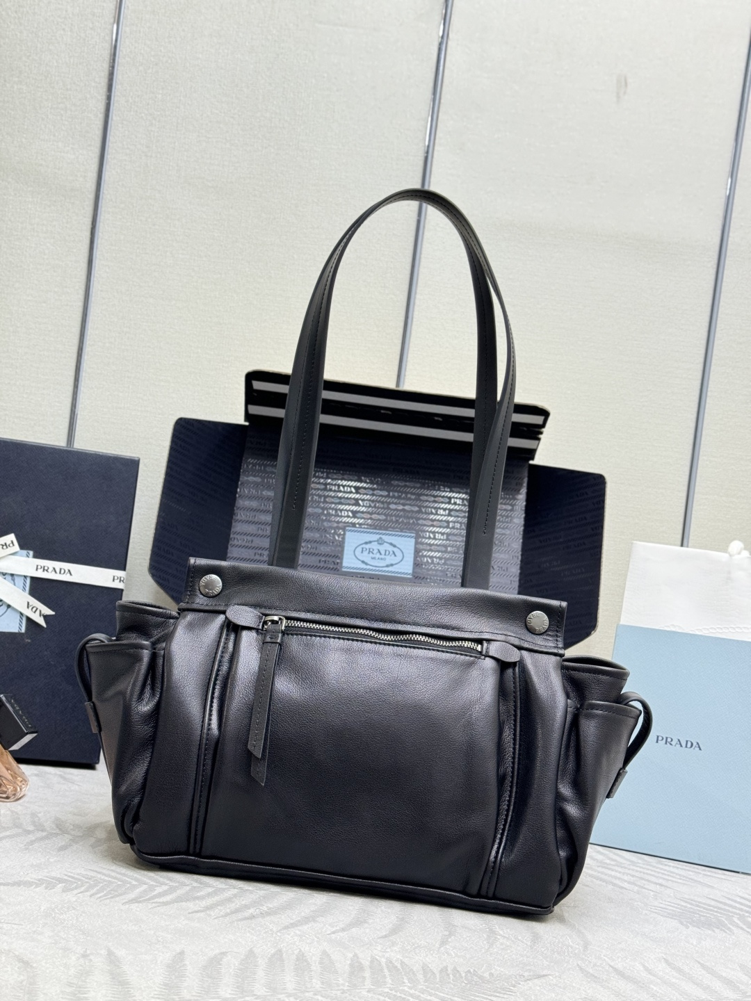 Prada 프라다 1BG645 빈티지 스타일 레더 토트백 (블랙) 가방