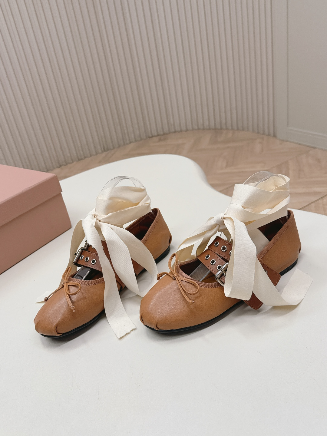 미우미우(MIU MIU) 메리제인 리본 버클 발레리나 신발
