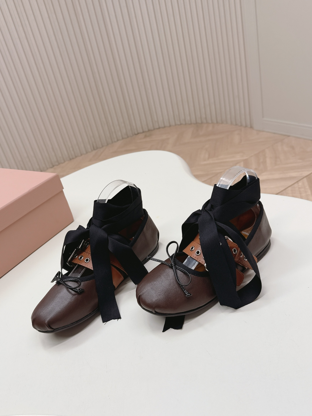 미우미우(MIU MIU) 메리제인 리본 버클 발레리나 신발