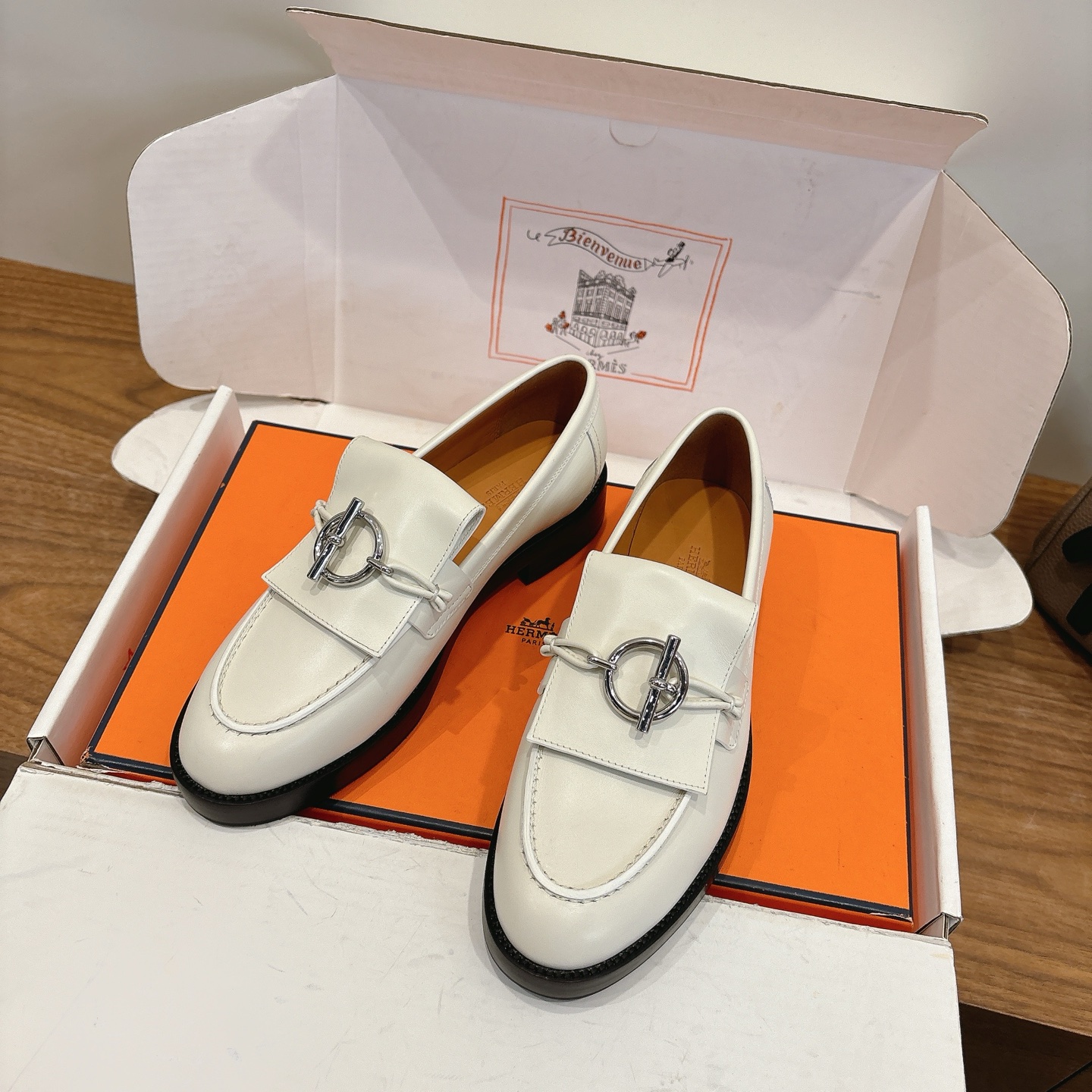 에르메스(HERMES) 버클 장식 로퍼 신발