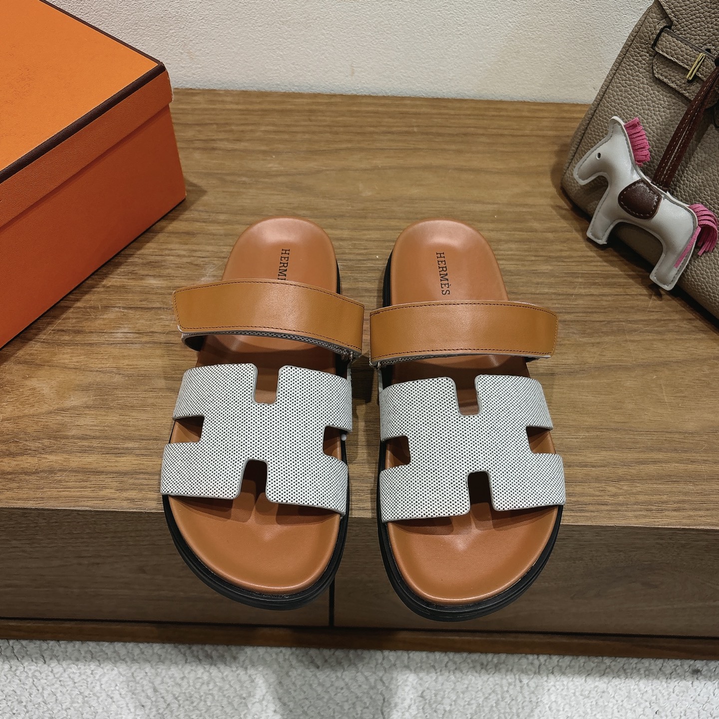 에르메스(HERMES) 투톤 배색 H 슬리퍼 신발