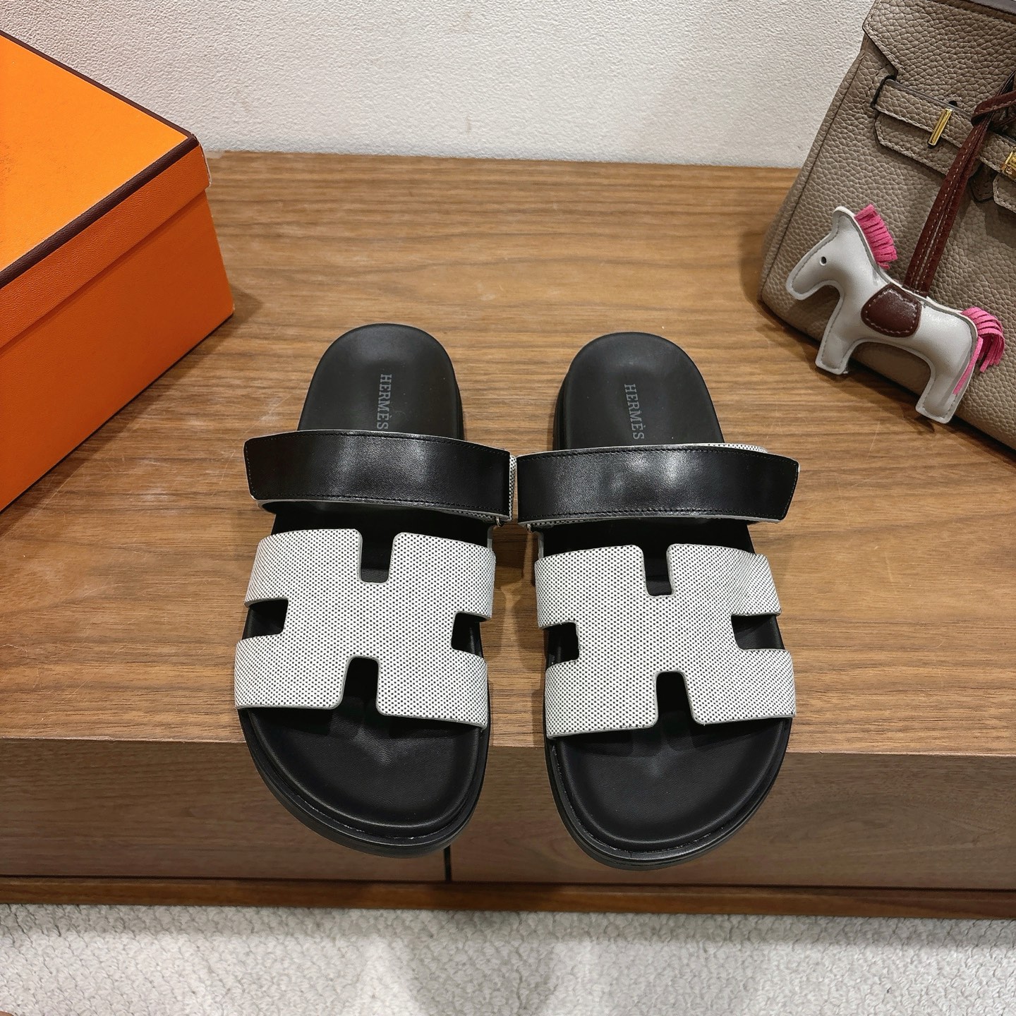 에르메스(HERMES) 투톤 배색 H 슬리퍼 신발