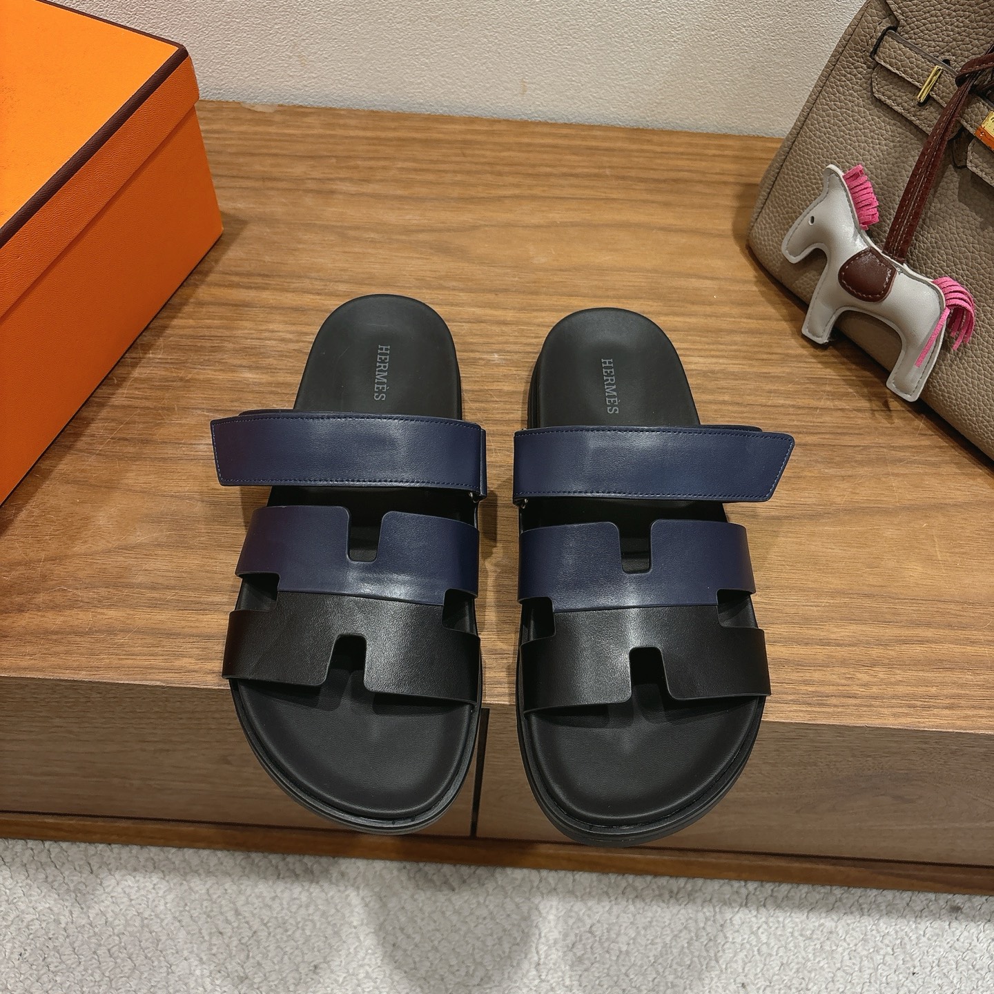 에르메스(HERMES) 투톤 배색 H 슬리퍼 신발