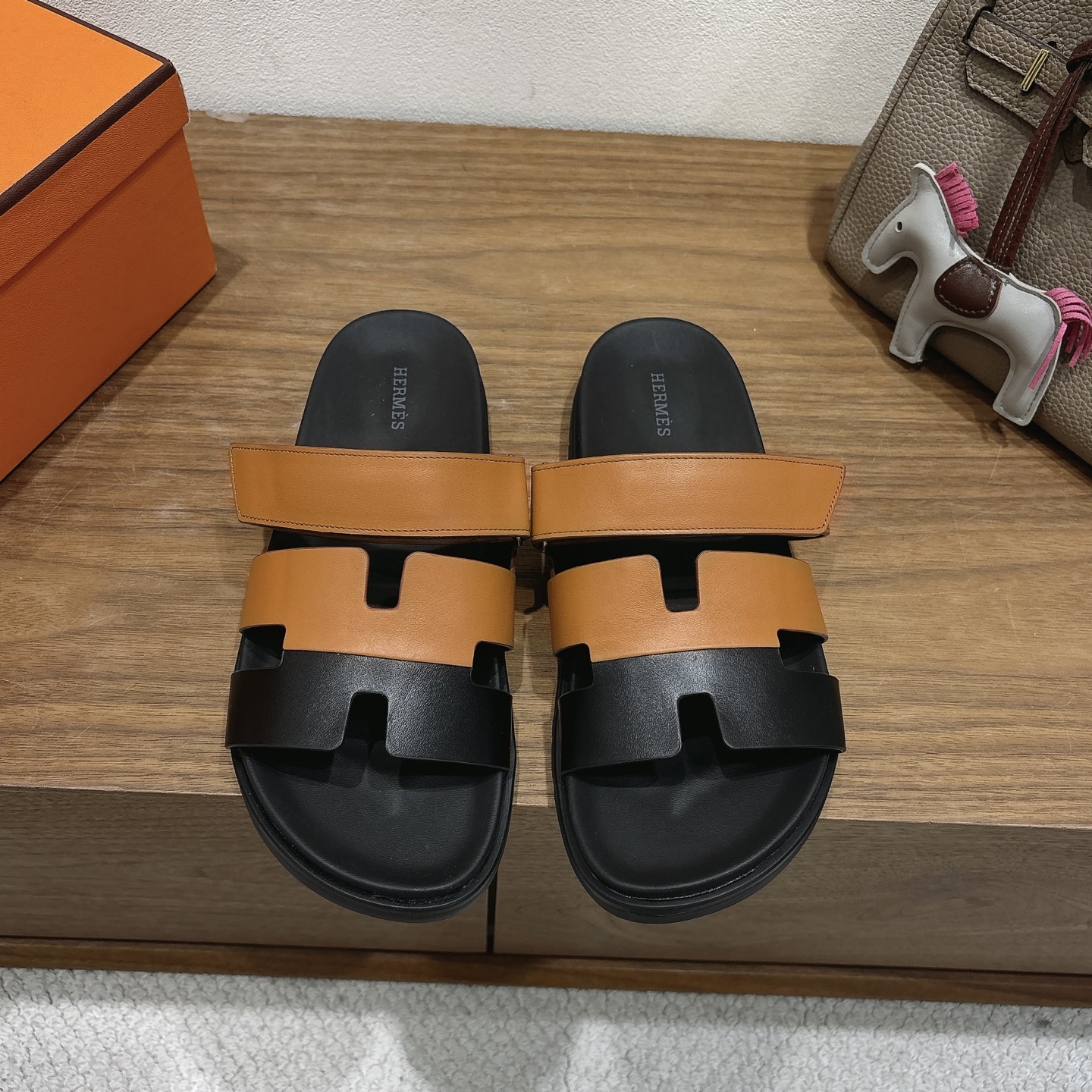 에르메스(HERMES) 투톤 배색 H 슬리퍼 신발