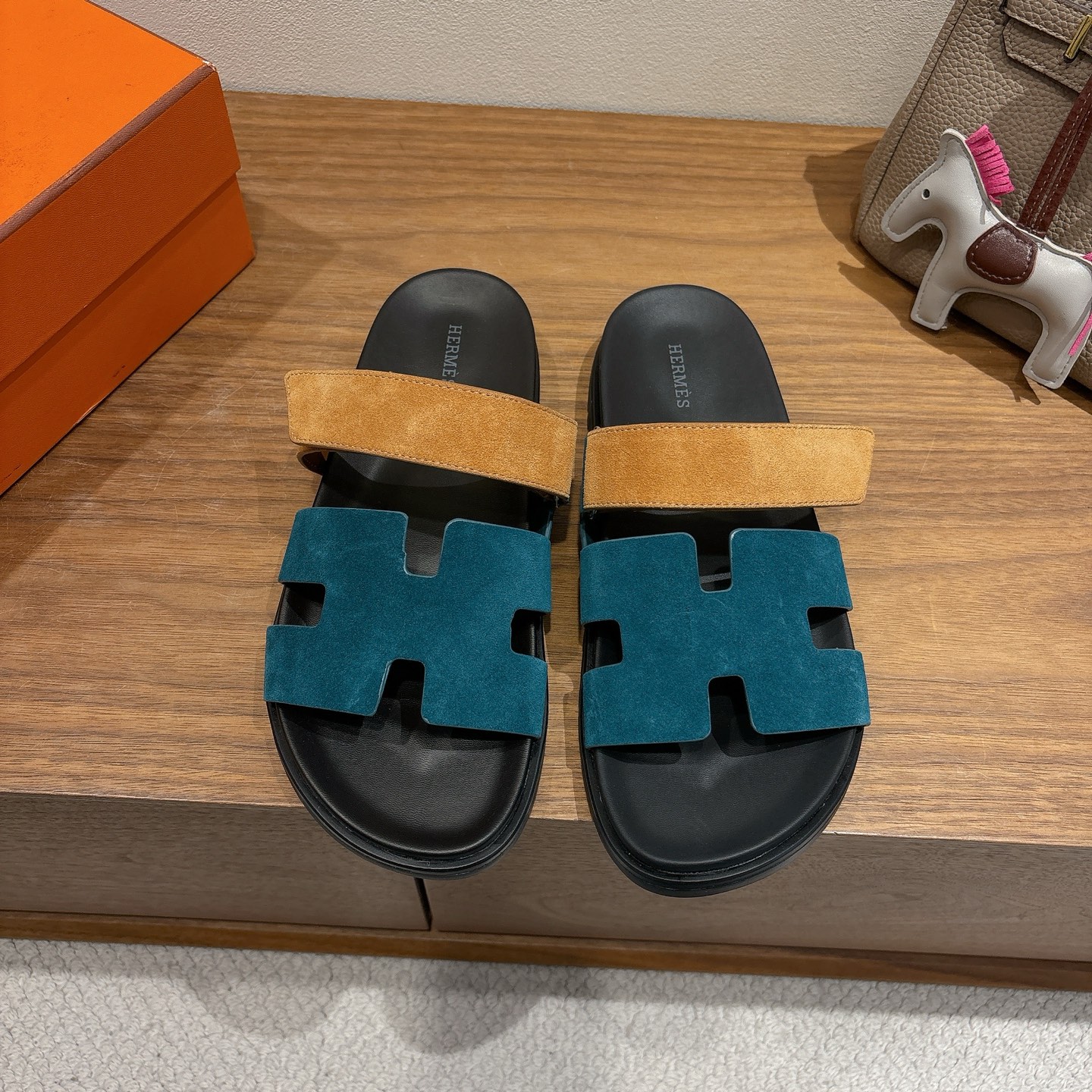 에르메스(HERMES) 투톤 배색 H 슬리퍼 신발