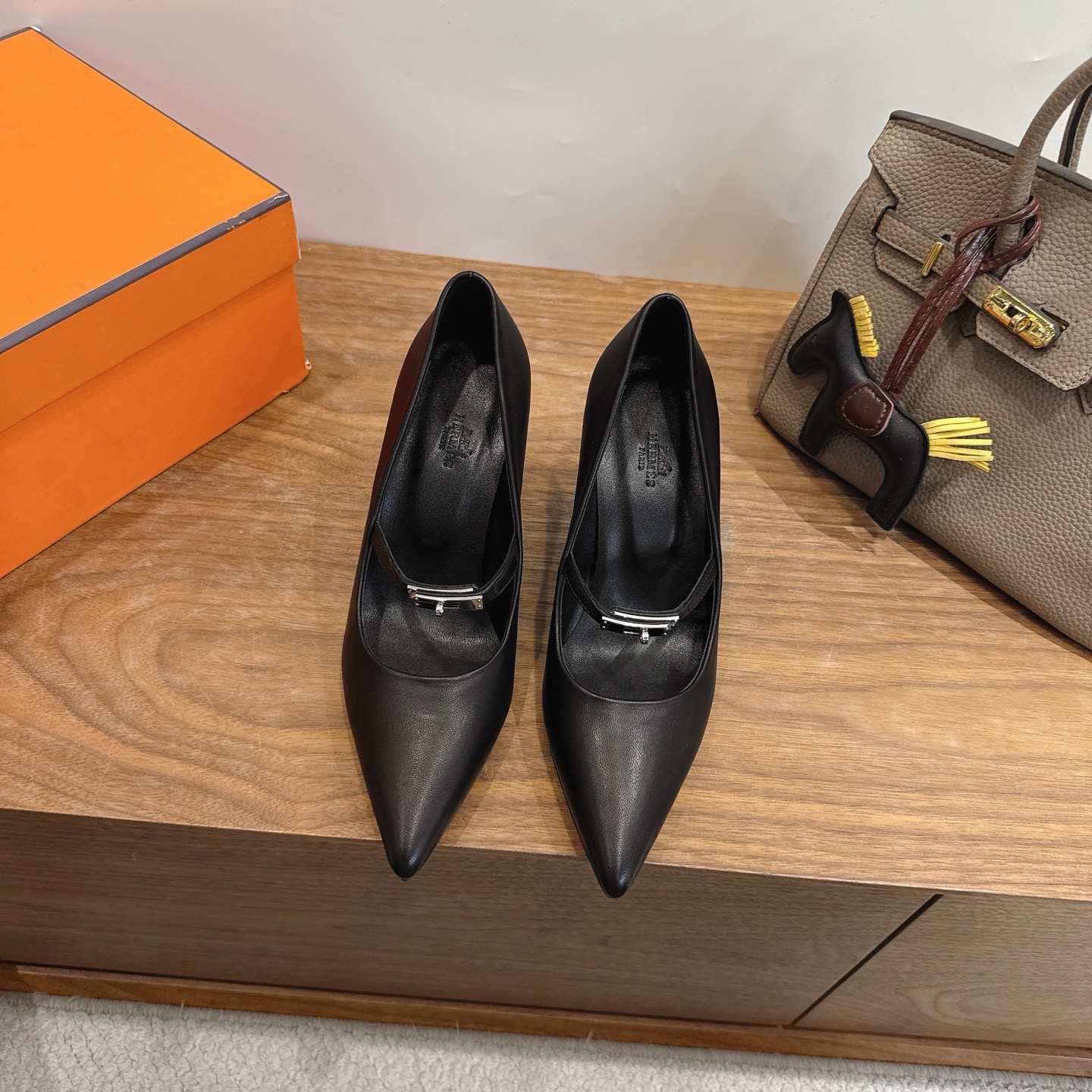 에르메스(HERMES) 켈리 스트랩 펌프스 힐 신발