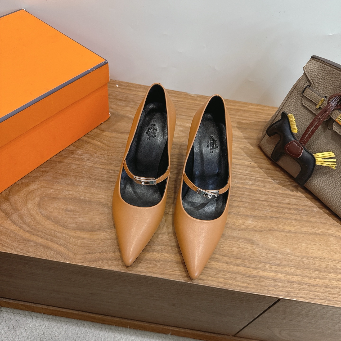 에르메스(HERMES) 켈리 스트랩 펌프스 힐 신발