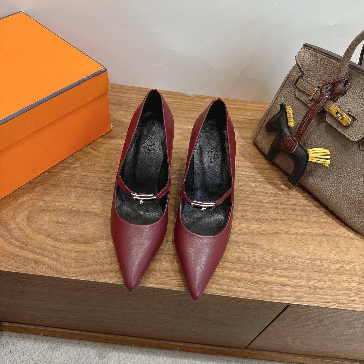 에르메스(HERMES) 켈리 스트랩 펌프스 힐 신발