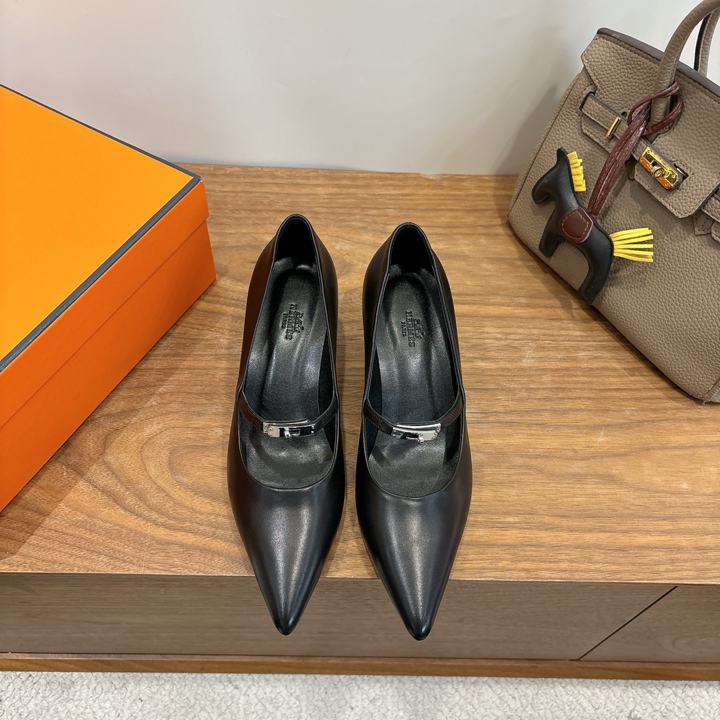 에르메스(HERMES) 켈리 스트랩 펌프스 신발