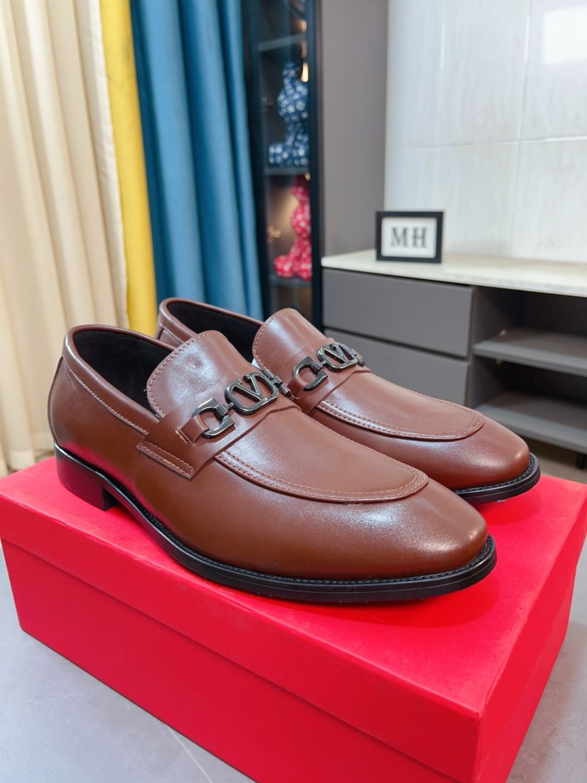 발렌티노(VALENTINO) 워터 다이드 카프스킨 슬립온 로퍼 구두 신발