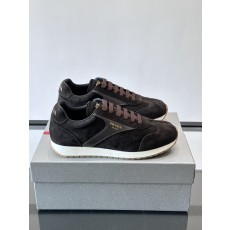 프라다(PRADA) 스웨이드 믹스 골드 로고 스니커즈 신발