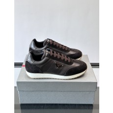 프라다(PRADA) 스웨이드 믹스 골드 로고 스니커즈 신발