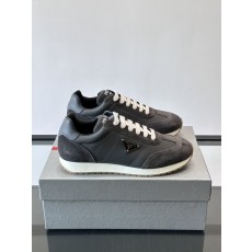 프라다(PRADA) 스웨이드 믹스 골드 로고 스니커즈 신발