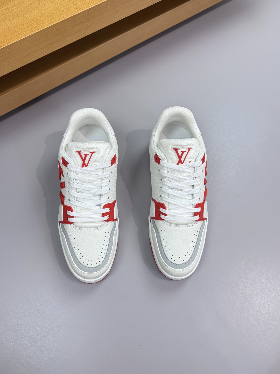 루이비통(LV) 리치 카프스킨 & 로고 스니커즈 신발