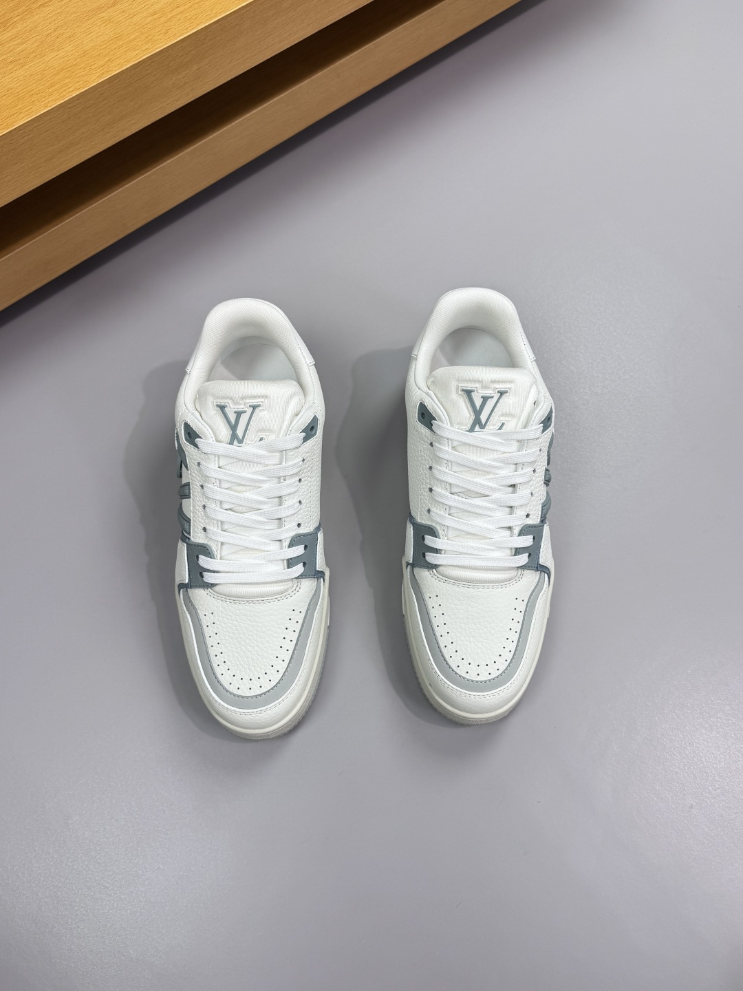 루이비통(LV) 리치 카프스킨 & 로고 스니커즈 신발