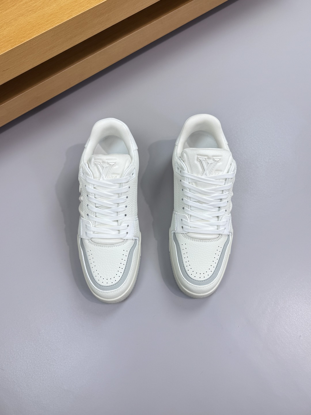 루이비통(LV) 리치 카프스킨 & 로고 스니커즈 신발