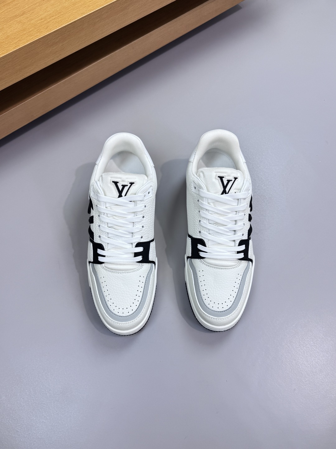 루이비통(LV) 리치 카프스킨 & 로고 스니커즈 신발