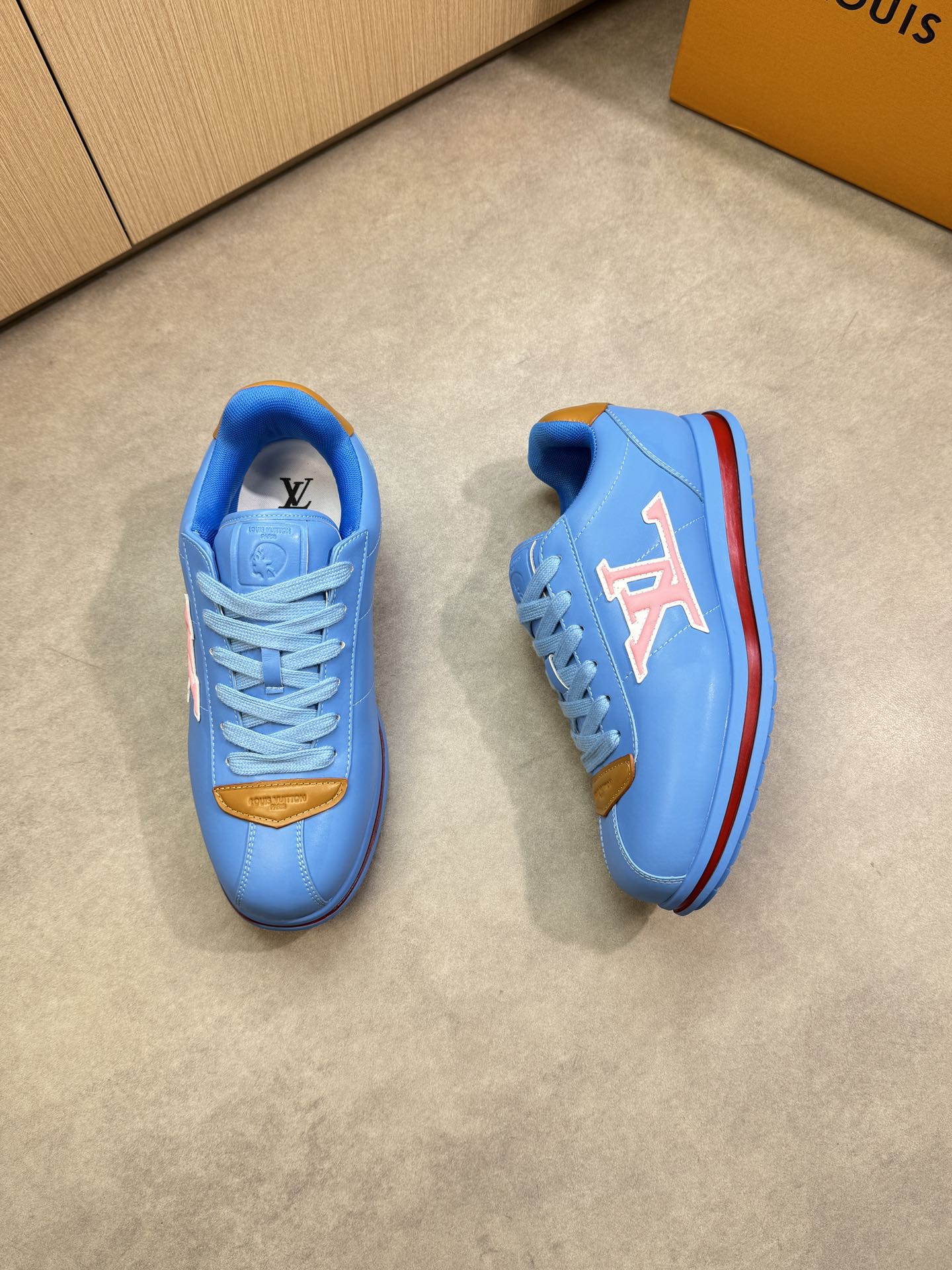 루이비통(LV) 나파 카프스킨 엠보싱 로고 스니커즈 신발