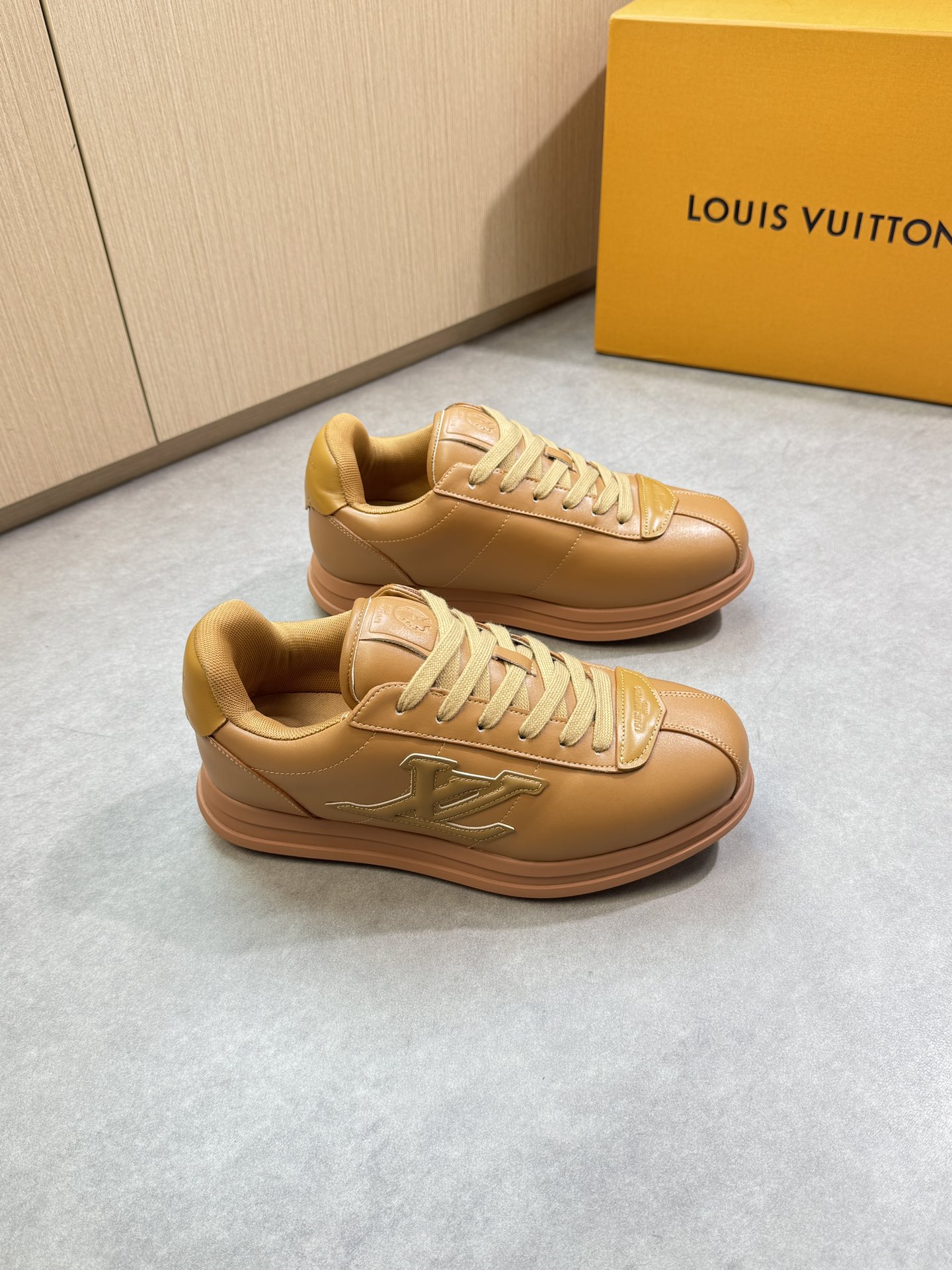 루이비통(LV) 나파 카프스킨 엠보싱 로고 스니커즈 신발