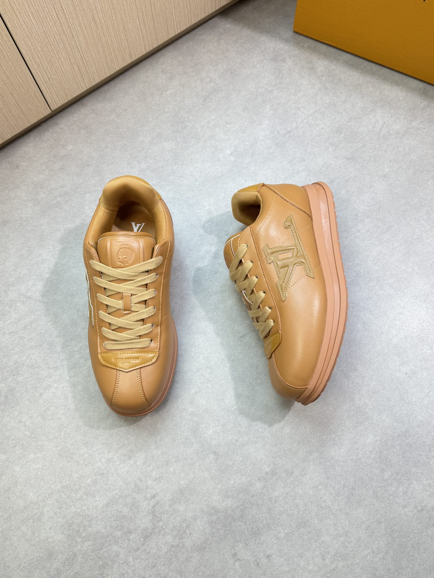 루이비통(LV) 나파 카프스킨 엠보싱 로고 스니커즈 신발