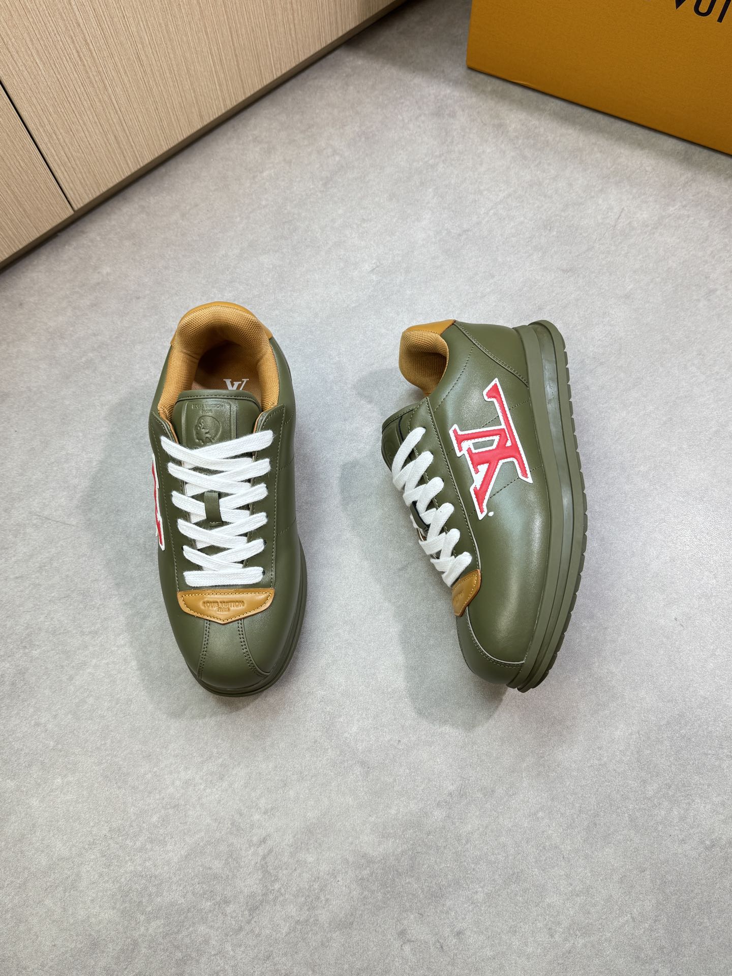 루이비통(LV) 나파 카프스킨 엠보싱 로고 스니커즈 신발