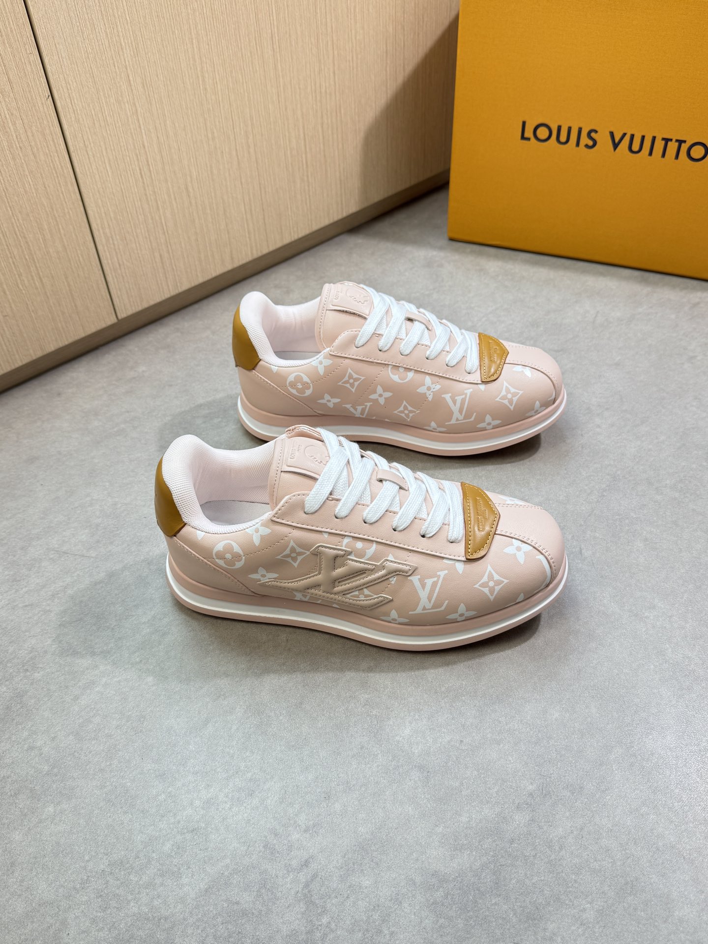 루이비통(LV) 3D 그래픽 나파 카프스킨 스니커즈 신발