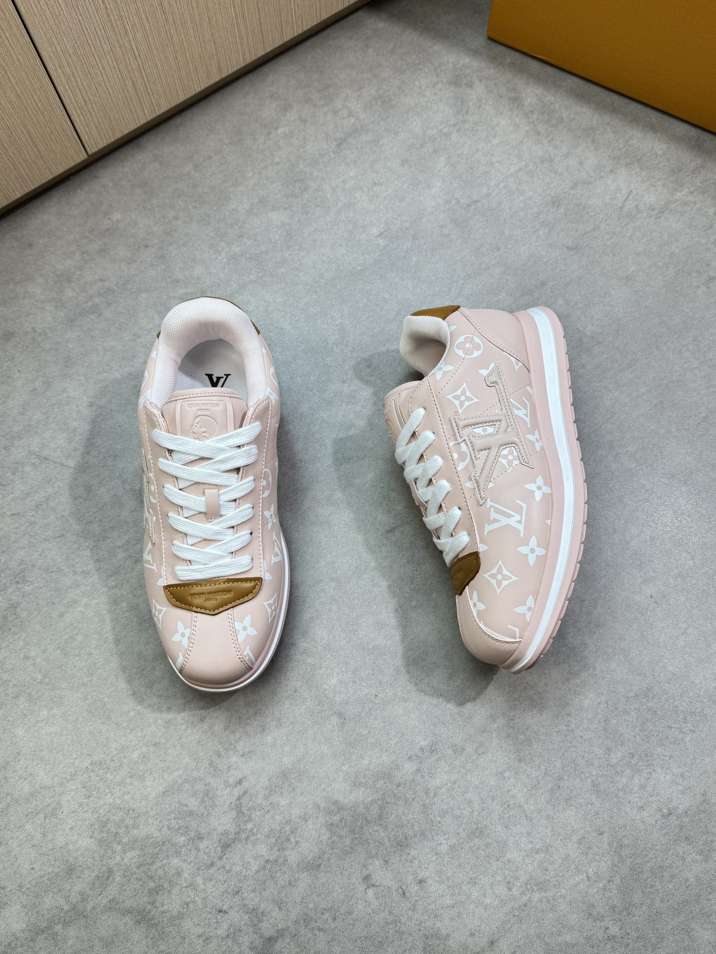 루이비통(LV) 3D 그래픽 나파 카프스킨 스니커즈 신발