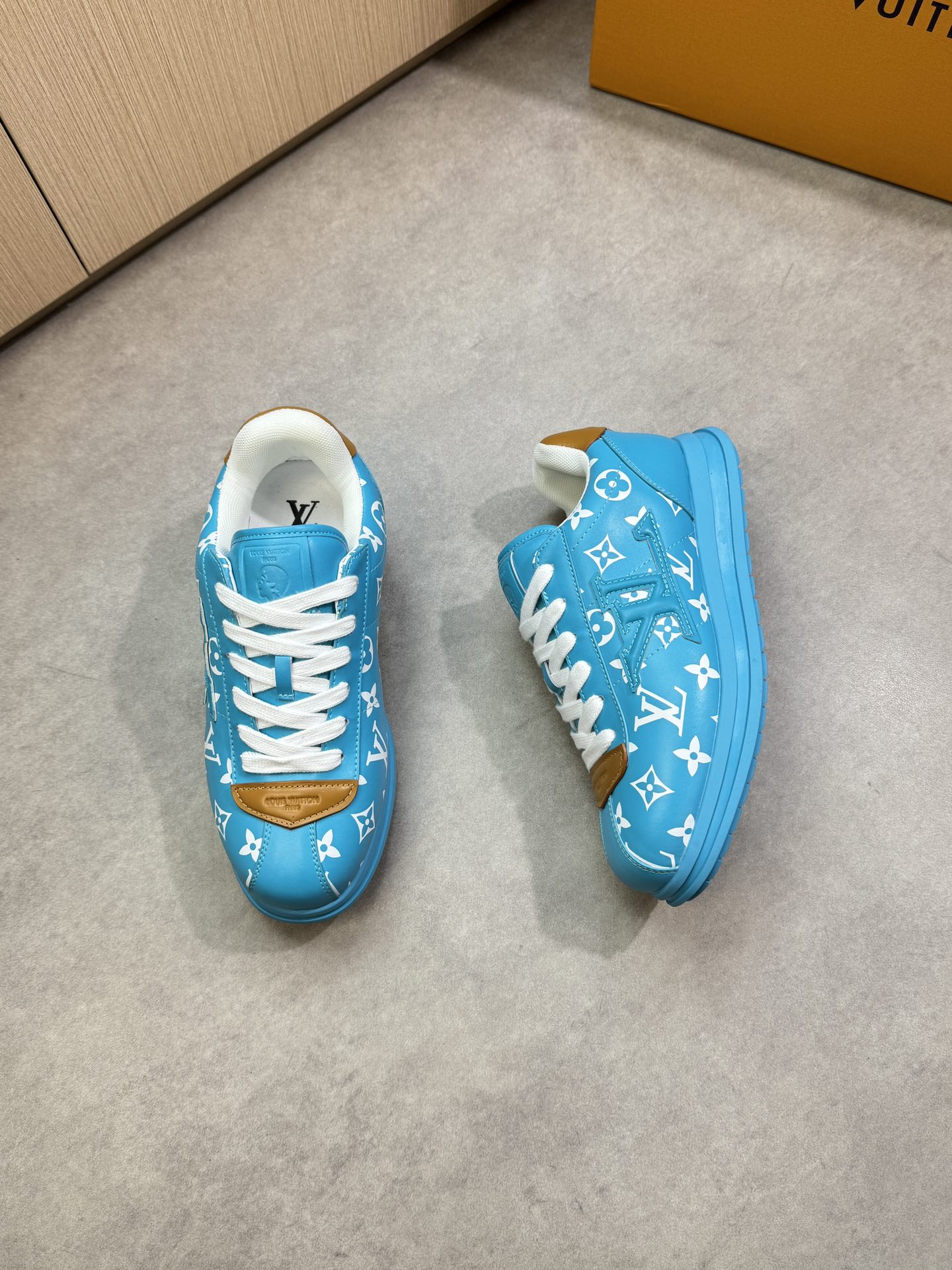 루이비통(LV) 3D 그래픽 나파 카프스킨 스니커즈 신발