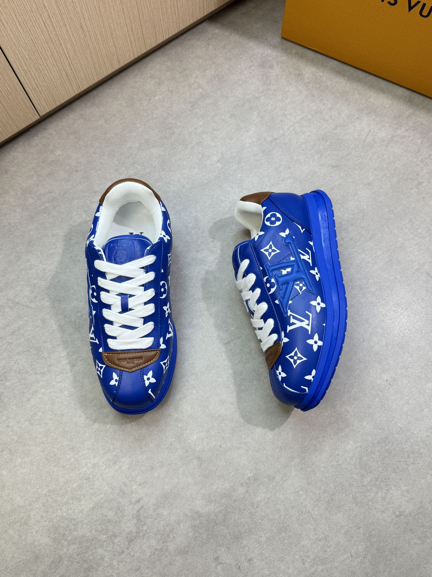 루이비통(LV) 3D 그래픽 나파 카프스킨 스니커즈 신발