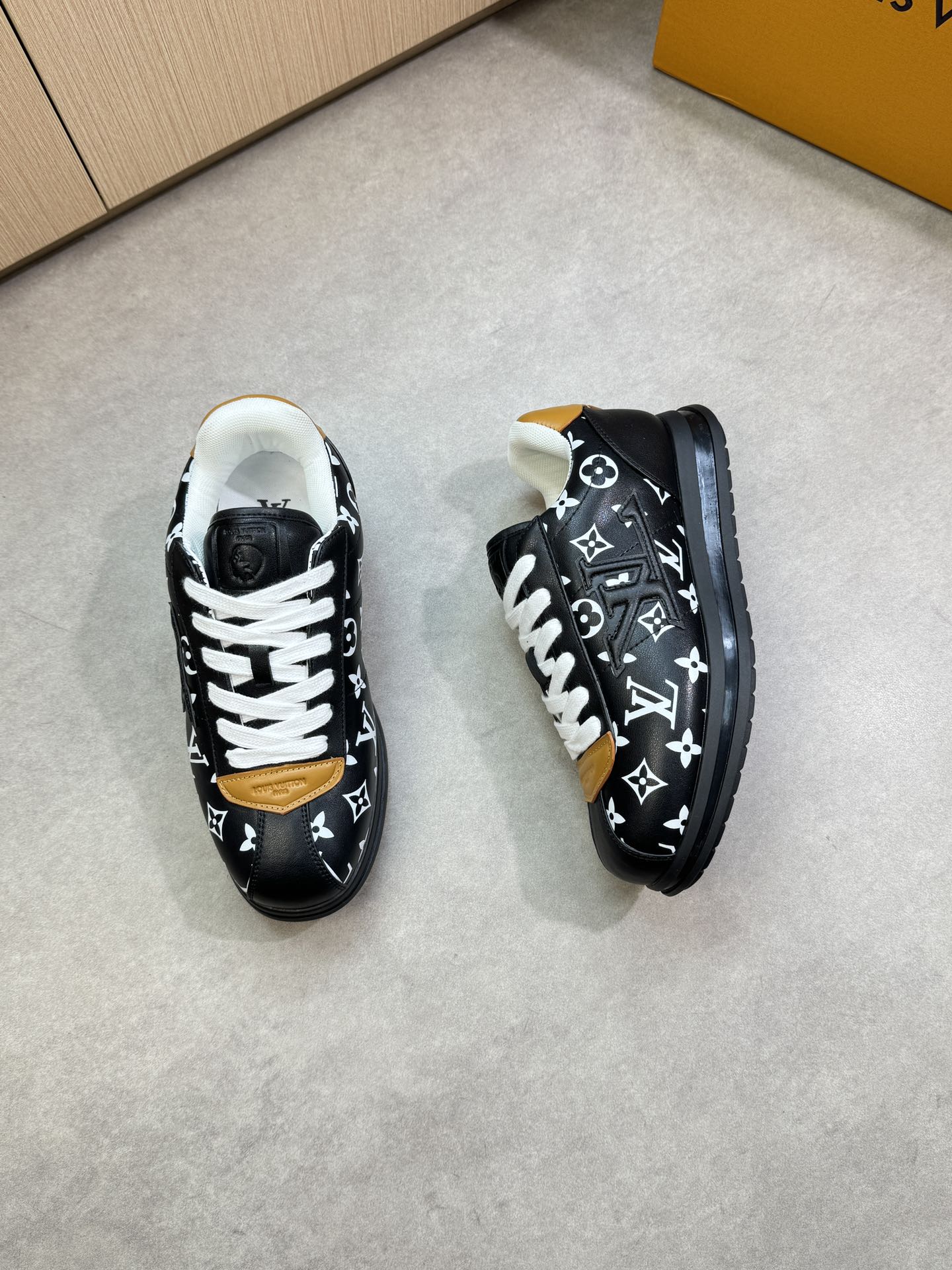 루이비통(LV) 3D 그래픽 나파 카프스킨 스니커즈 신발