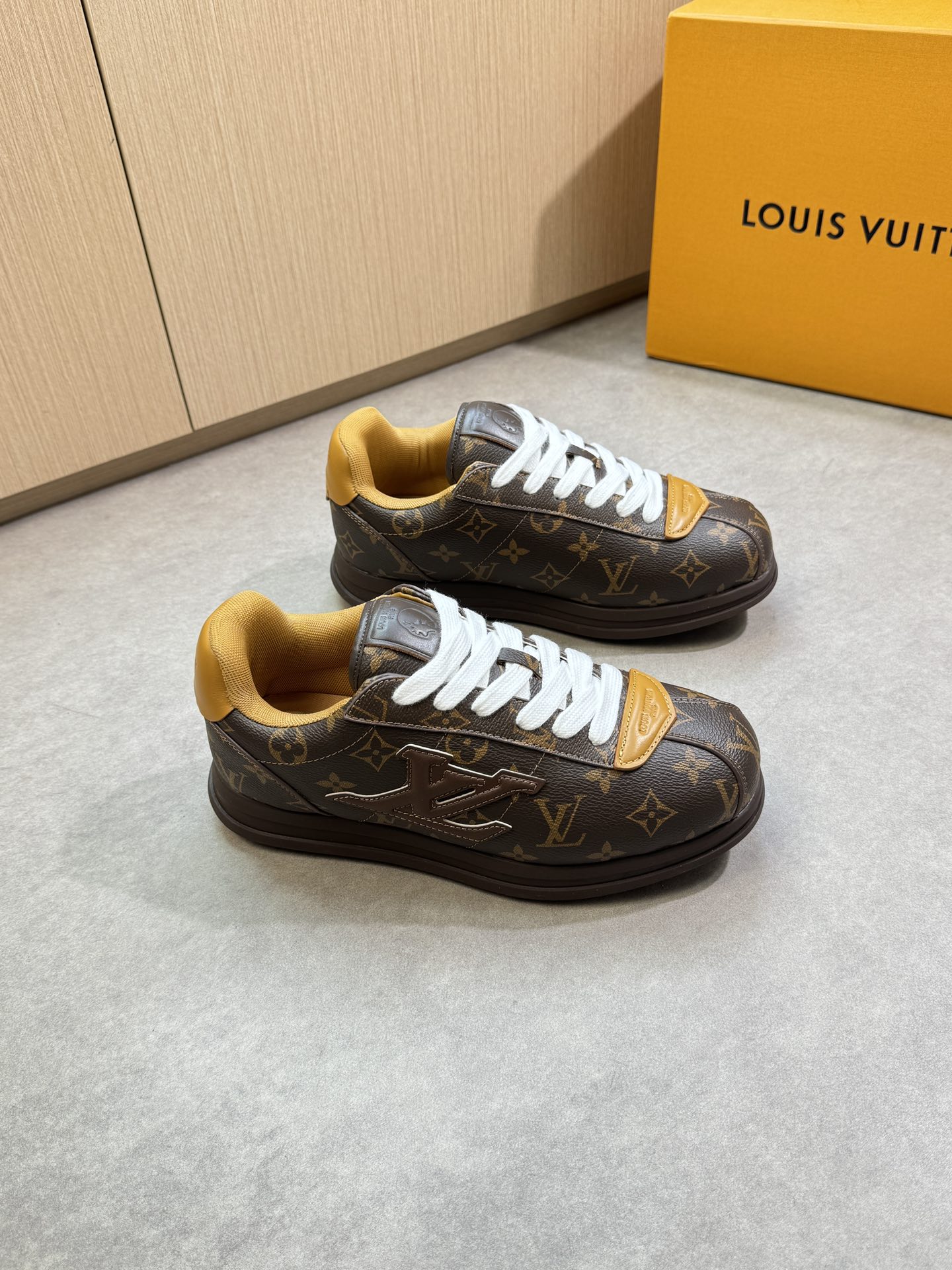 루이비통(LV) 3D 그래픽 나파 카프스킨 스니커즈 신발