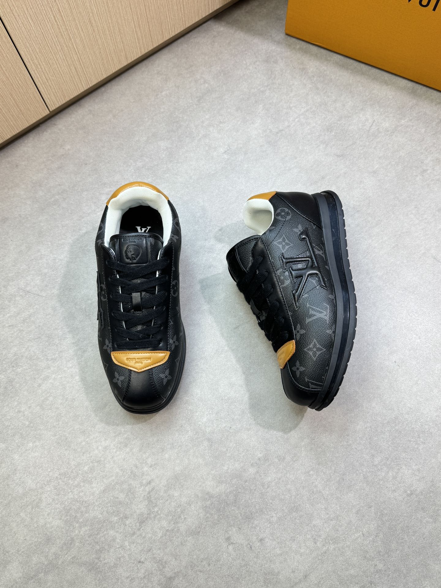 루이비통(LV) 3D 그래픽 나파 카프스킨 스니커즈 신발