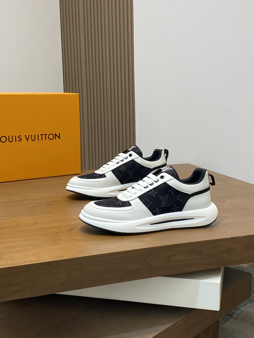 루이비통(LV) 이탈리아 수입 소재 컬러 믹스 스니커즈 신발