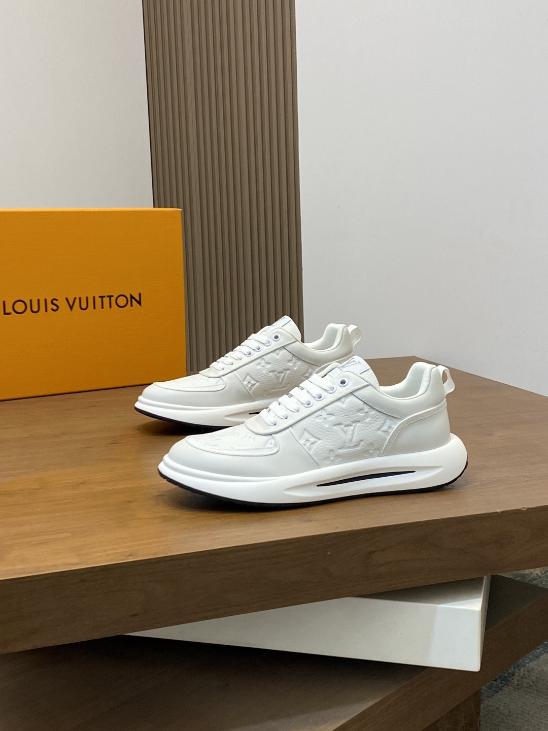 루이비통(LV) 이탈리아 수입 소재 컬러 믹스 스니커즈 신발