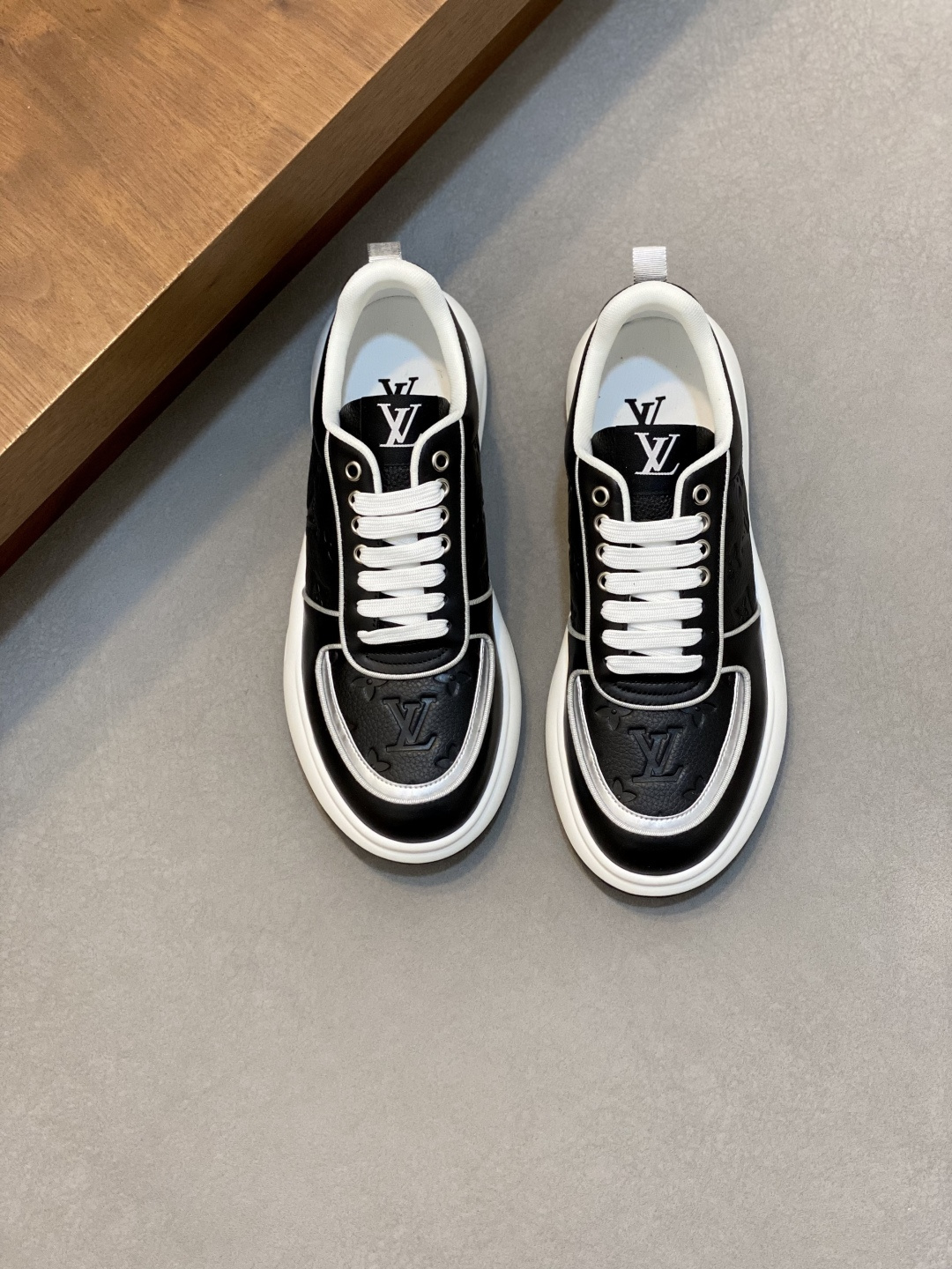 루이비통(LV) 이탈리아 수입 소재 컬러 믹스 스니커즈 신발