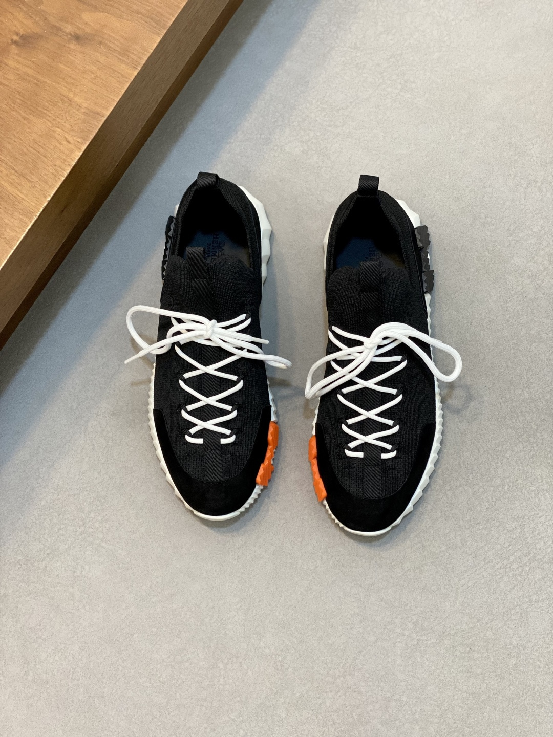 에르메스(Hermes) 데님 캔버스 & 스웨이드 믹스 스니커즈 신발